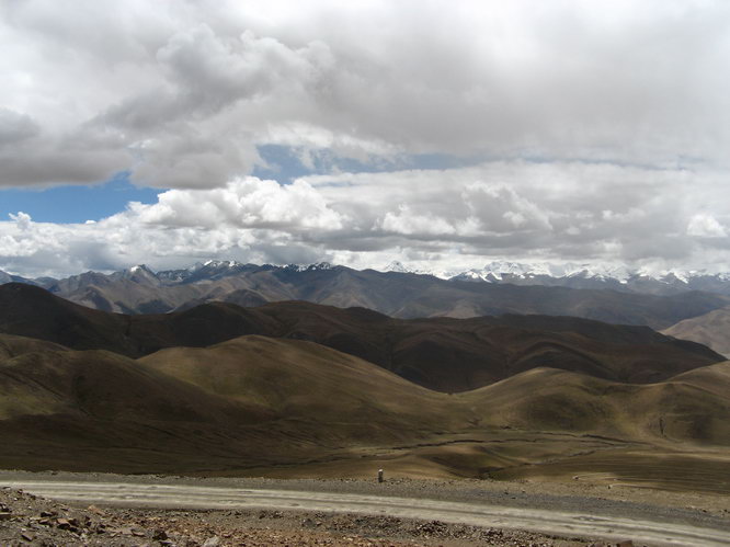 Start of switchbacks climbing back up pass to Tingri.